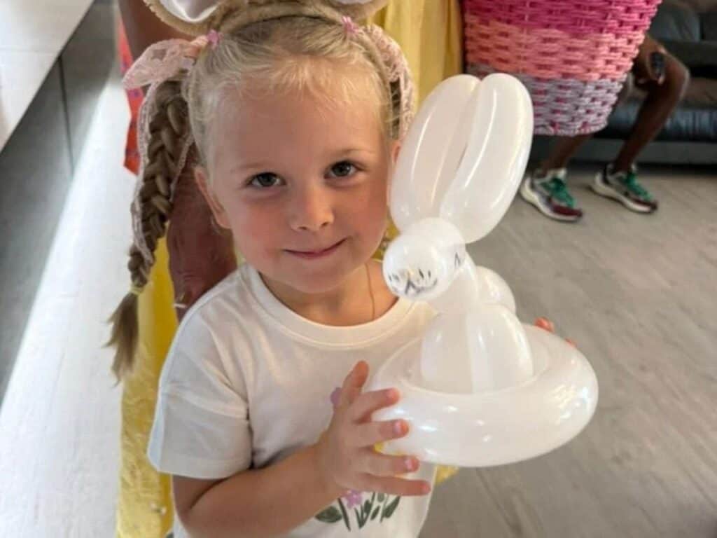 Balloon twisting artist